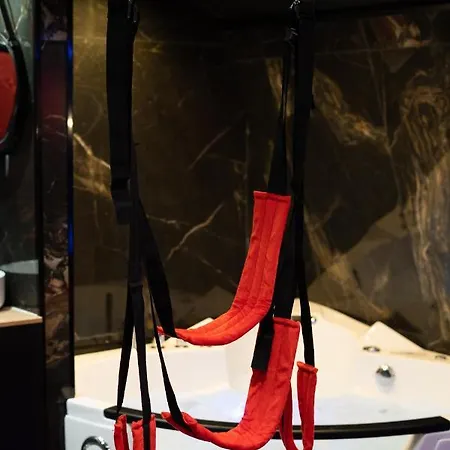 Capsule Secret - Jacuzzi - Netflix & Cinema - Jeux De Couple - Barre De Pole Dance Aparthotel