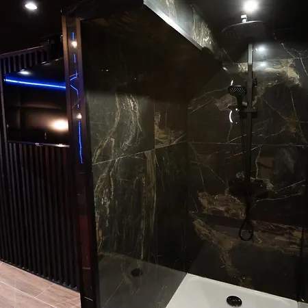 Capsule Secret - Jacuzzi - Netflix & Cinema - Jeux De Couple - Barre De Pole Dance Aparthotel *