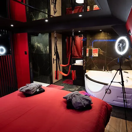 公寓式酒店 Capsule Secret - Jacuzzi - Netflix & Cinema - Jeux De Couple - Barre De Pole Dance 3*