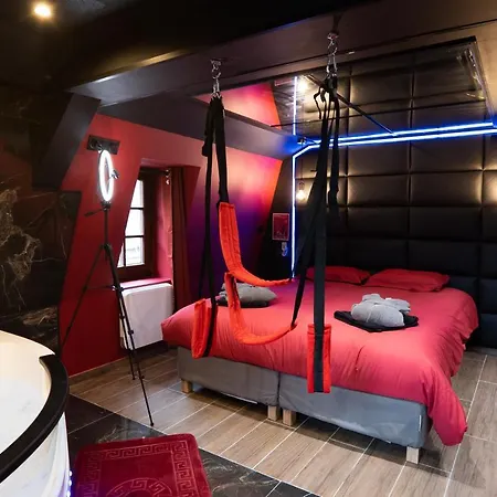 Capsule Secret - Jacuzzi - Netflix & Cinema - Jeux De Couple - Barre De Pole Dance Aparthotel