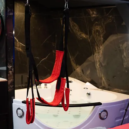 公寓式酒店 Capsule Secret - Jacuzzi - Netflix & Cinema - Jeux De Couple - Barre De Pole Dance 瓦朗西纳