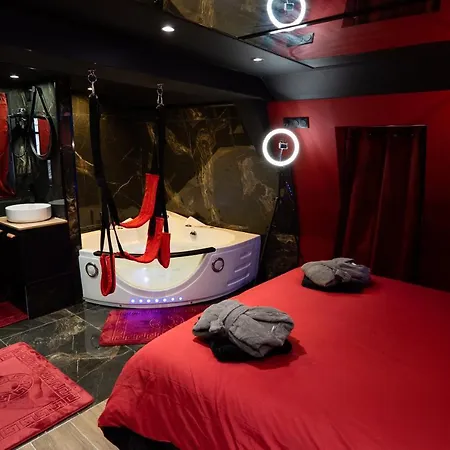 公寓式酒店 Capsule Secret - Jacuzzi - Netflix & Cinema - Jeux De Couple - Barre De Pole Dance 瓦朗西纳