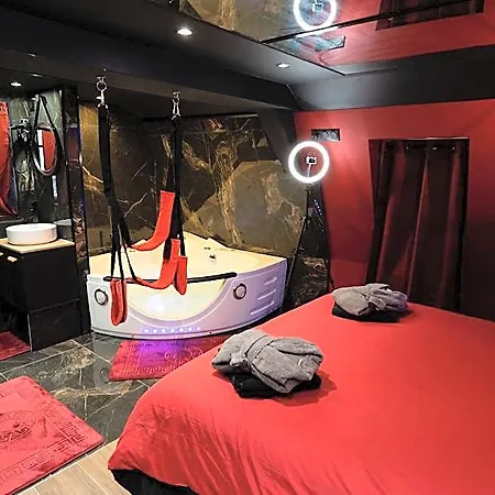 Capsule Secret - Jacuzzi - Netflix & Cinema - Jeux De Couple - Barre De Pole Dance Valenciennes
