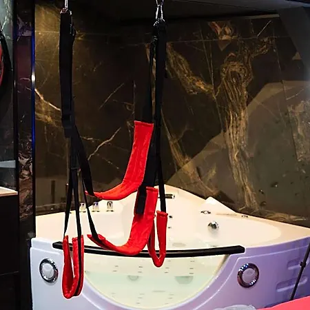 Capsule Secret - Jacuzzi - Netflix & Cinema - Jeux De Couple - Barre De Pole Dance 3* Valenciennes